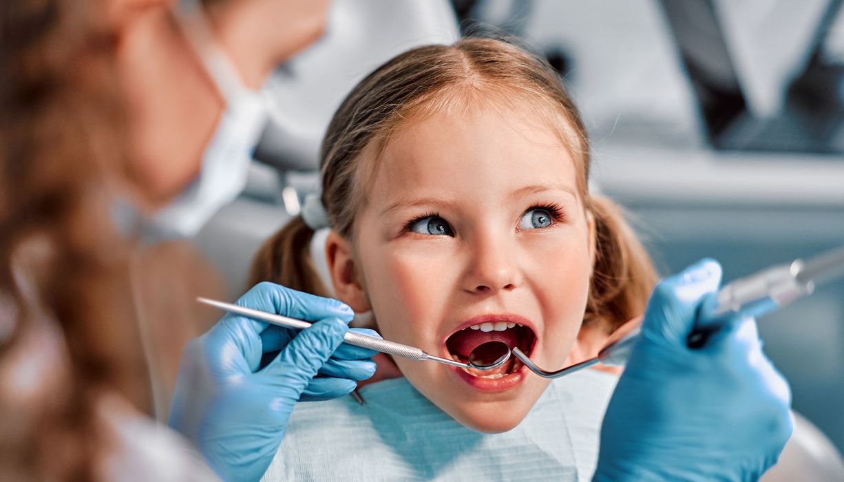Kind bei einer Zahnarztuntersuchung.
