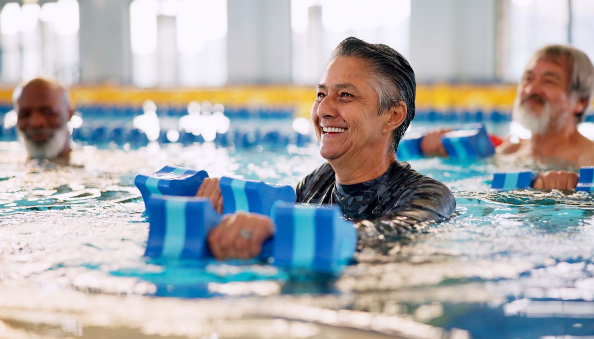Männer trainieren im Schwimmbecken.