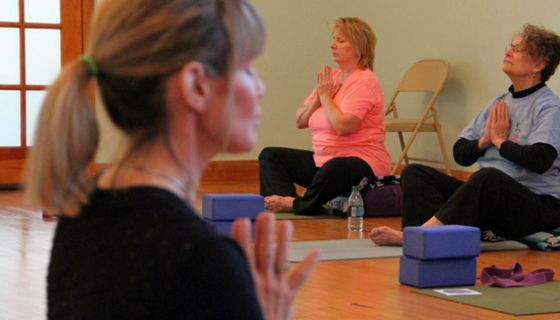 Brustkrebspatientinnen in einem Yoga-Kurs