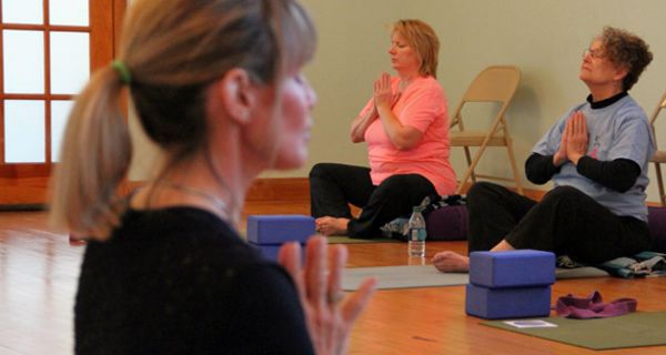 Brustkrebspatientinnen in einem Yoga-Kurs