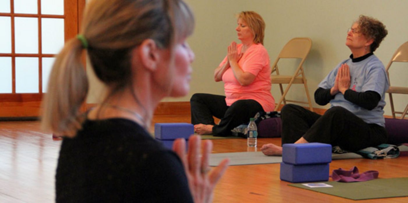 Brustkrebspatientinnen in einem Yoga-Kurs