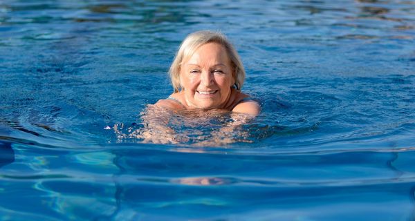 Frau, schwimmt im Schwimmbad.