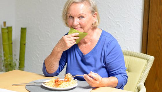 Essen auf Rädern hilft Senioren, Einsamkeit zu vertreiben.