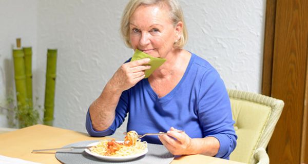 Essen auf Rädern hilft Senioren, Einsamkeit zu vertreiben.