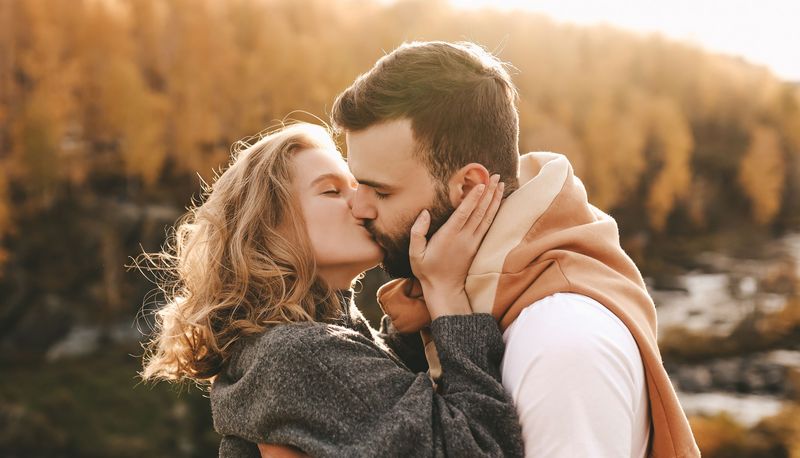 Ein junges Paar küsst sich intensiv.