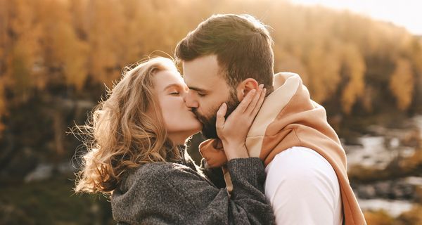 Ein junges Paar küsst sich intensiv.