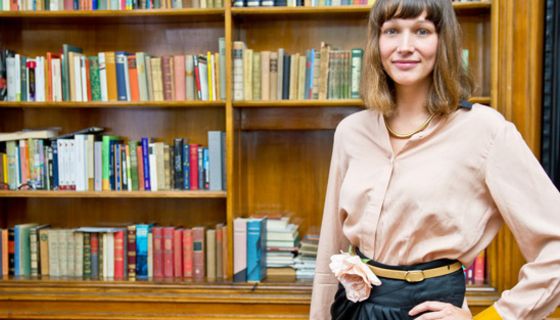 Frau vor einem Bücherregal