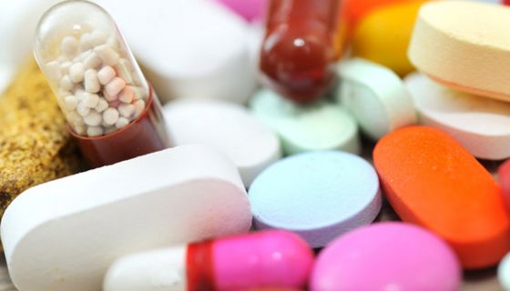 In der Apotheke werden Medikamente auf ihre Qualität und Echtheit hin überprüft.