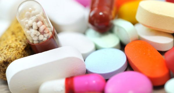 In der Apotheke werden Medikamente auf ihre Qualität und Echtheit hin überprüft.