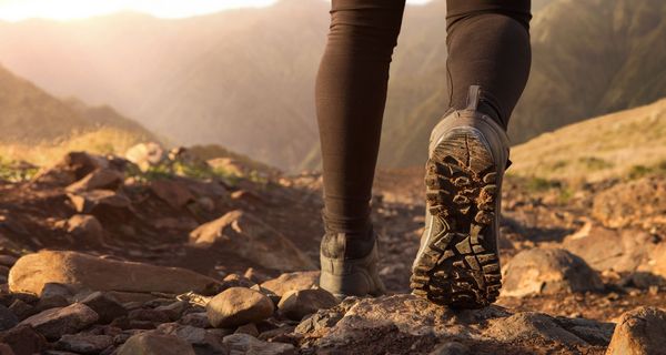 Füße in Wanderschuhen.