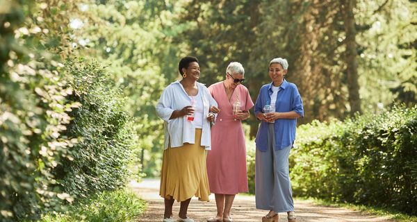 Drei ältere Frauen, gehen gemeinsam Spazieren.