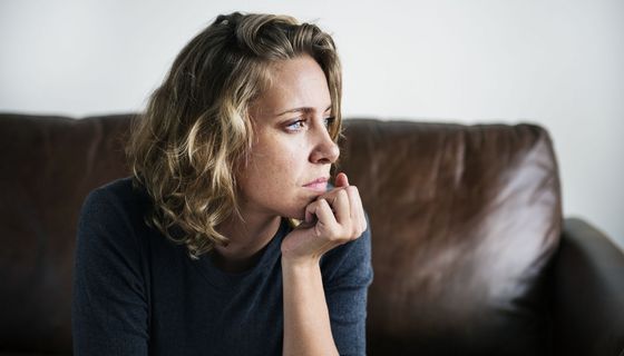 Frau, schaut nachdenklich zur Seite.