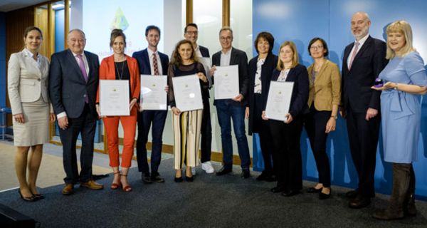 Die Preisträger des Deutschen Apotheken-Awards zusammen mit Vertretern des Deutschen Apothekerverbands.