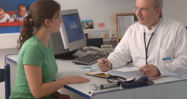 Arzt berät junge Patientin.