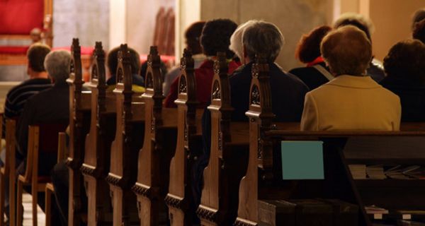 Menschen beim Gottesdienst