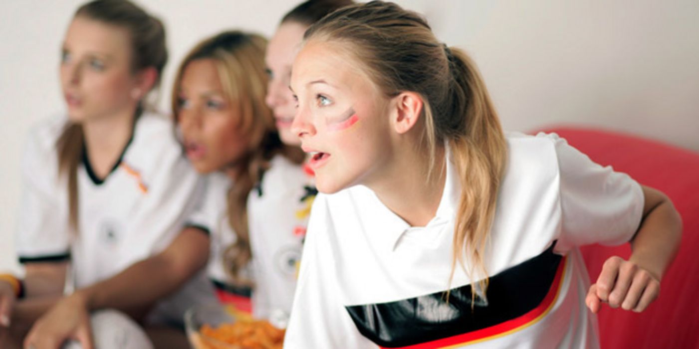 Frauen, die Sport im Fernsehen anschauen.