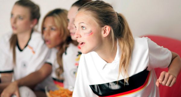 Frauen, die Sport im Fernsehen anschauen.