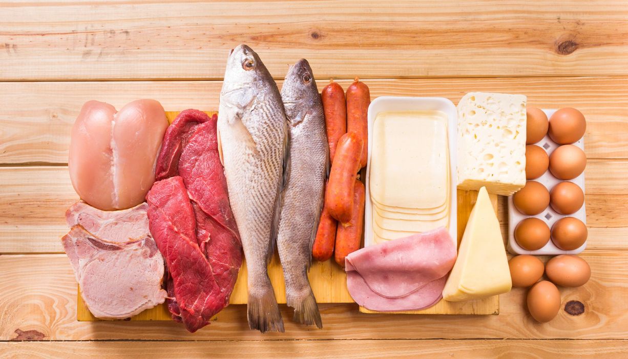 Fleisch, Fisch, Käse, Eier und Wurst auf einem Brettchen.
