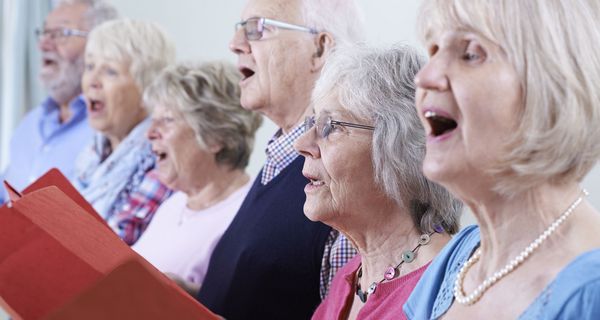 Ältere Menschen singen im Chor.