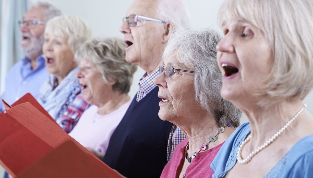 Ältere Menschen singen im Chor.