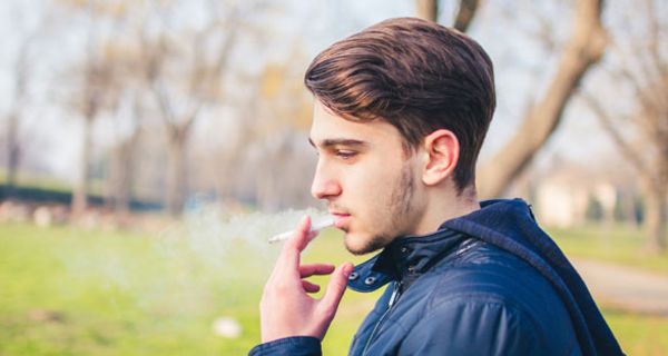 Jugendliche rauchen und trinken immer seltener.