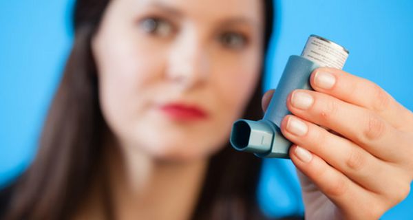 Die meisten Asthmatiker kennen die kleinen Sprays, genannt Dosieraerosole.