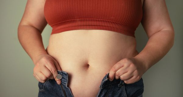 Übergewichtige Frau, Fokus auf dem Bauch.