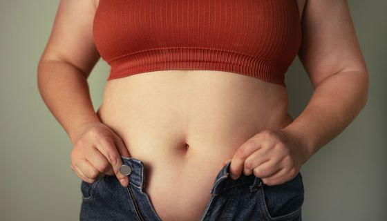 Übergewichtige Frau, Fokus auf dem Bauch.