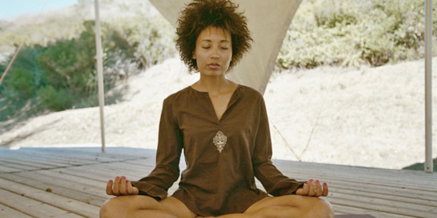 Afroamerikanerin beim Meditieren