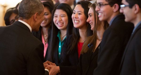 Barack Obama begrüßt eine asiatische Delegation, alle lächeln freundlich