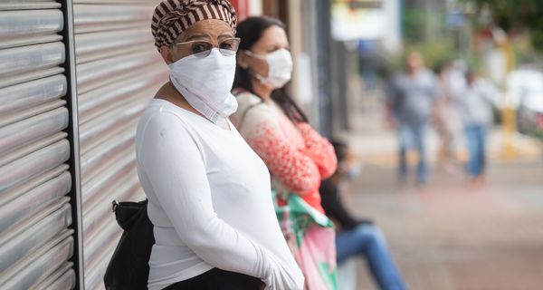 Straßenszene aus Brasilien: Zwei Frauen warten auf den Bus.