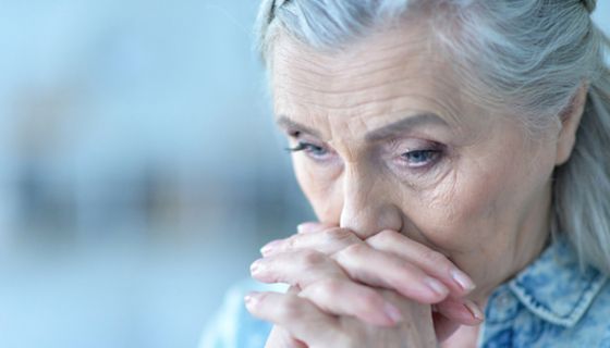 Bei Senioren wird eine Depression noch häufiger als bei jüngeren Menschen übersehen. 