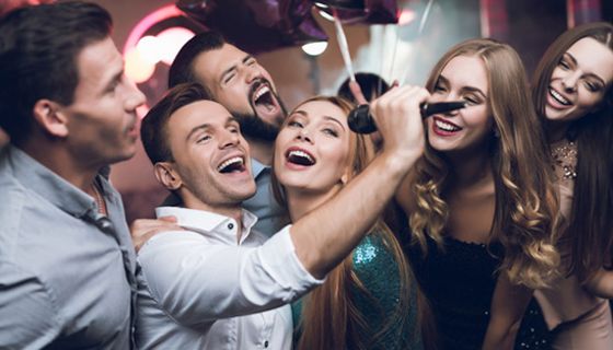 Möglichst zwanglos und in der Gruppe. So macht Singen am meisten Spaß.