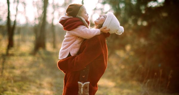 Mama mit Kind auf dem Arm.