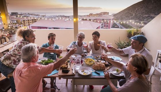 Großfamilie beim Essen auf der Terasse.