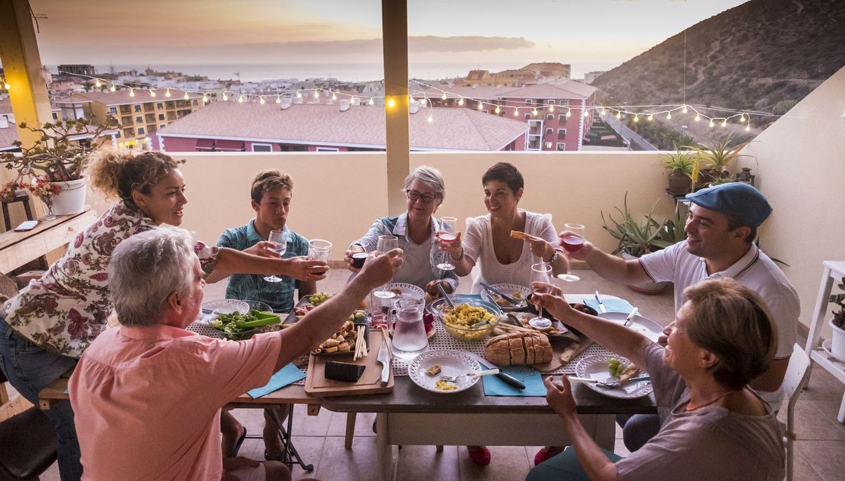 Großfamilie beim Essen auf der Terasse.