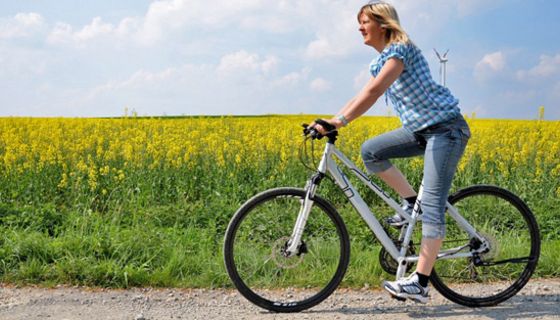 Frau auf dem Mountainbike