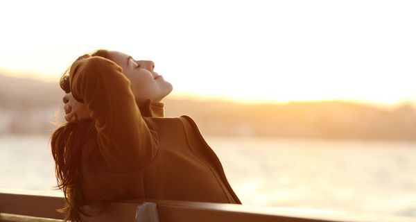 Frau genießt die Wintersonne.