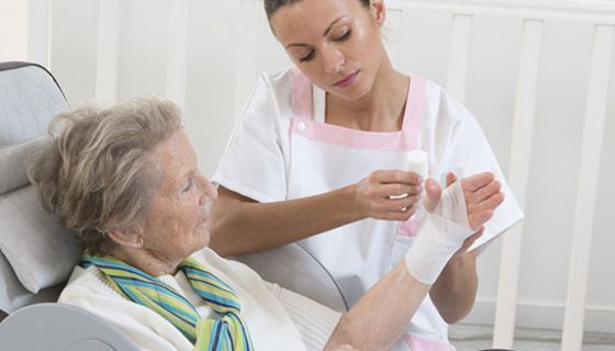 Seniorin wird verbunden.