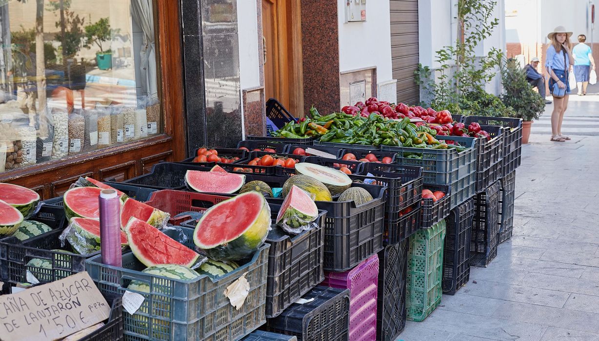 Marktstand mit Obst und Gemüse in Spanien.