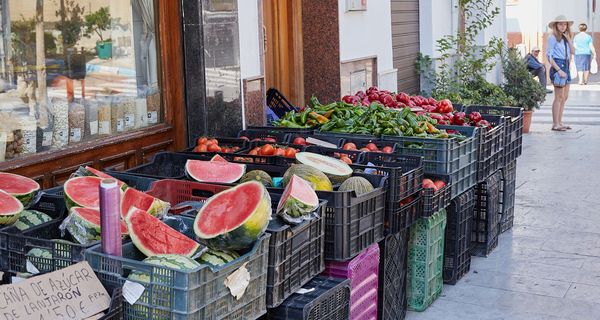 Marktstand mit Obst und Gemüse in Spanien.
