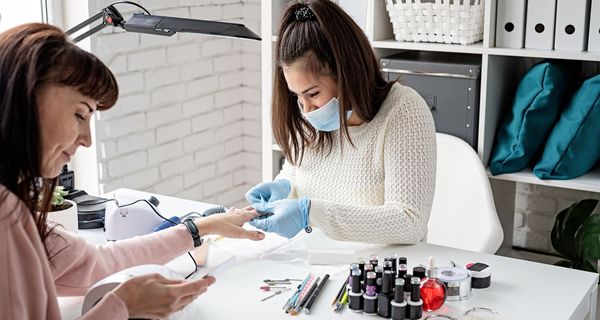 Frau, im Nagelstudio, lässt sich die Nägel machen.