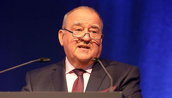 Fritz Becker, der Vorsitzende des Deutschen Apothekerverbands, hielt eine Rede zur Eröffnung der pharmazeutischen Fachmesse Expopharm.