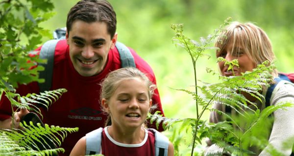 Familie im Wald