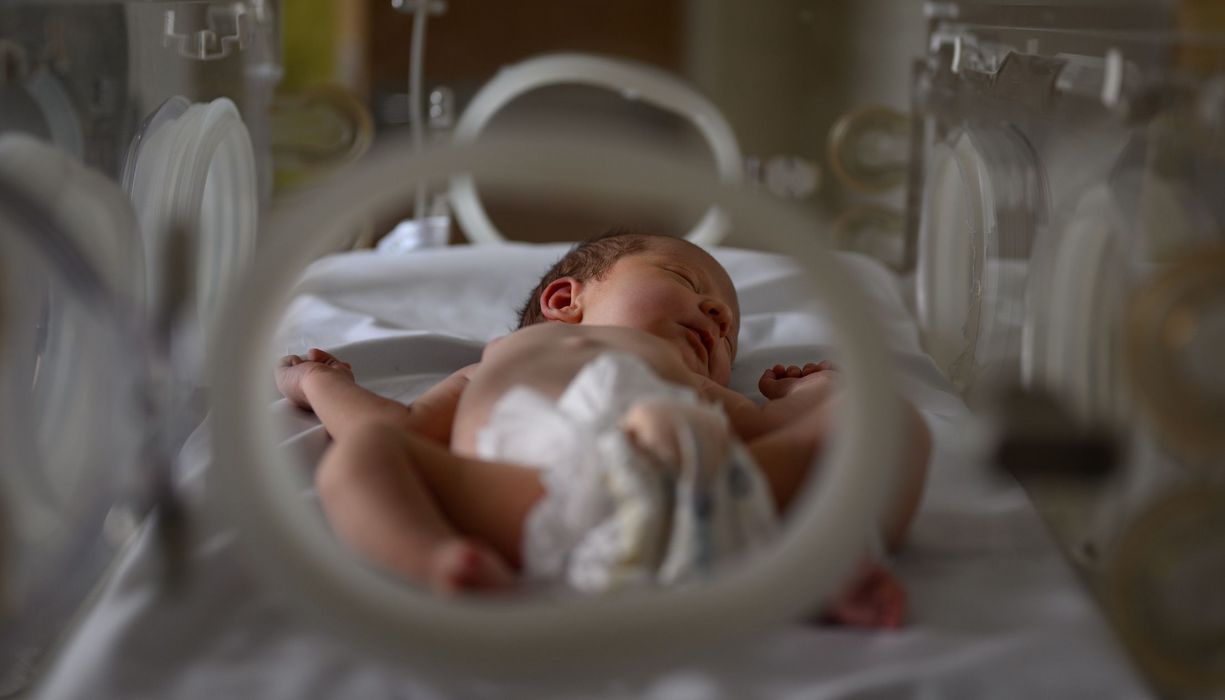 Baby, liegt im Krankenhaus.