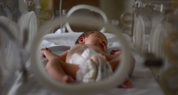 Baby, liegt im Krankenhaus.