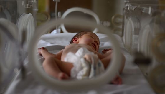 Baby, liegt im Krankenhaus.