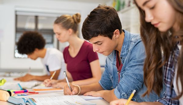 Jugendliche wählen Schulstart: Vorteile für Schlaf, Psyche, Noten