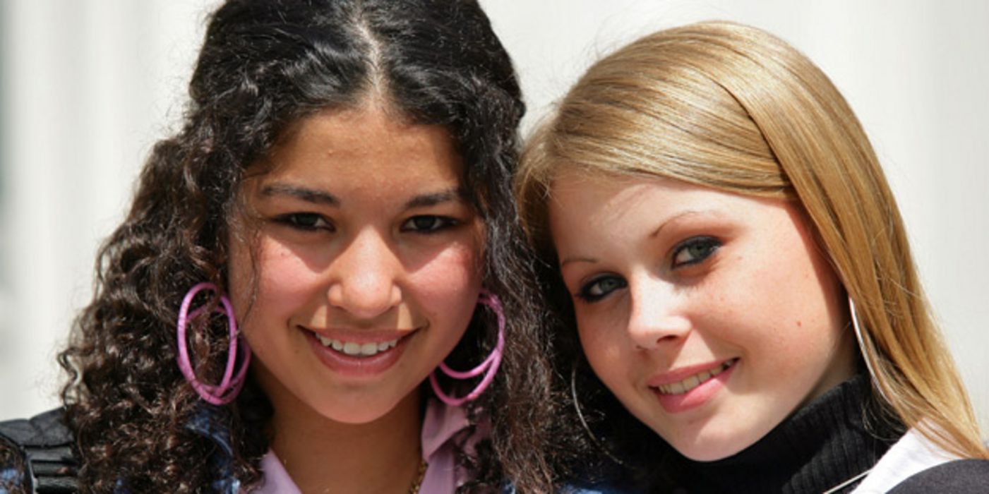 Zwei fröhliche Teenager-Mädchen.