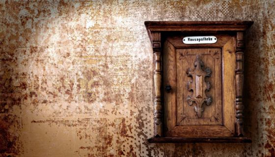 Hölzernes Apothekerschränkchen mit der Aufschrift Hausapotheke